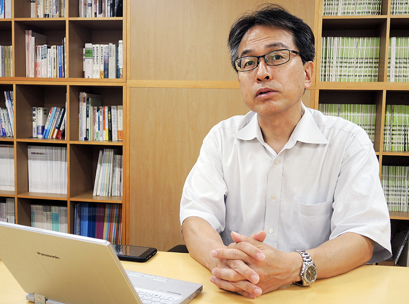 生活保護制度の問題点について話をする小久保哲郎弁護士=大阪市北区で、玉木達也撮影