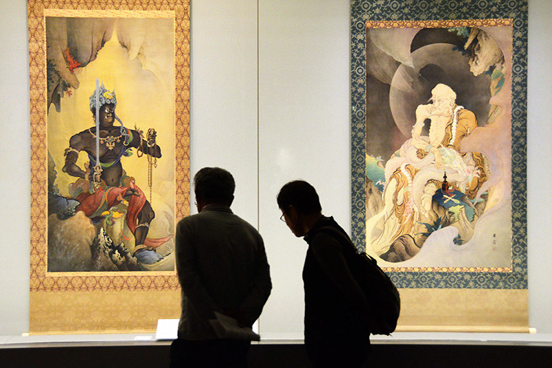 福井県立美術館に展示されている狩野芳崖の代表作「不動明王」(左)と「伏龍羅漢図」=福井市で、立野将弘撮影