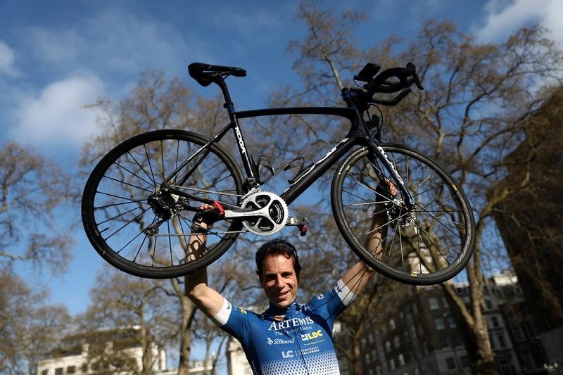 世界の雑記帳 英国の冒険家 79日で自転車世界一周のギネス記録達成 毎日新聞