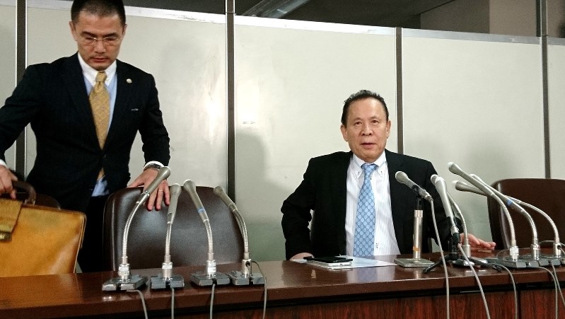 パチスロ機メーカー、ユニバーサルエンターテインメントの岡田和生前会長(右)。左は代理人の中山達樹弁護士=東京・霞が関の司法記者クラブで2017年9月14日撮影