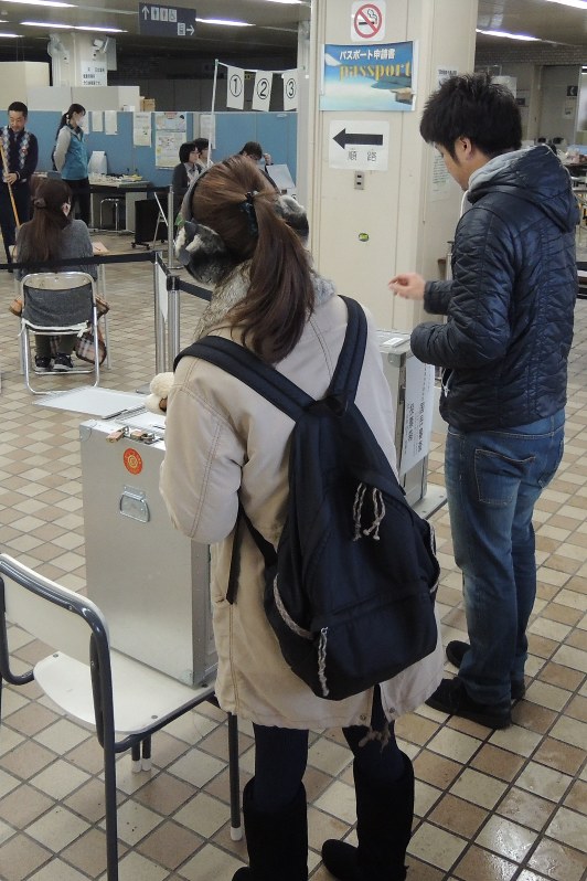 前回の衆院選で投票する有権者=札幌市北区の北区役所で2014年12月14日