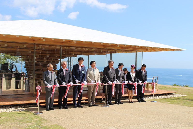 「COEDA HOUSE」のテープカットをする隈研吾氏(左から5人目)、川勝知事(同4人目)ら=熱海市上多賀で