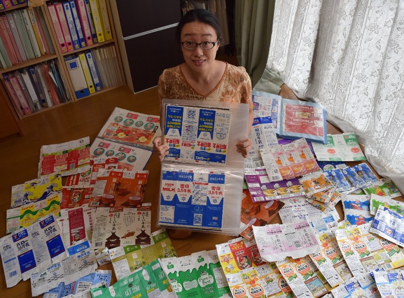 お気に入りの紙パックを持つ菅本麻衣子さん=東京都葛飾区で