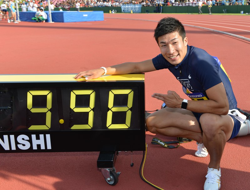 日本学生陸上対校選手権男子100メートル決勝で9秒98を出し、ポーズを取る桐生祥秀選手=福井運動公園陸上競技場で9日、山崎一輝撮影