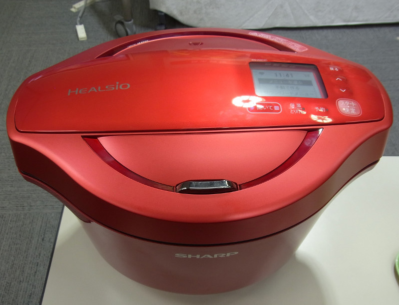 シャープが10月に発売する「ヘルシオホットクック」の新製品は、画面(右)に表示された質問に答えると、AIが最適なメニューを提案してくれる