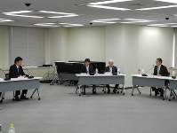 東電の小早川社長（左端）に保安規定への記載に同意を求める田中委員長（右端）＝東京都港区の原子力規制委員会で２０日午前、鈴木理之撮影