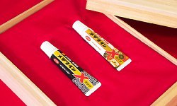 9月29日から再び予約を受け付ける結婚祝い用の接着剤「メデタイン」。桐(きり)箱に赤い毛せんが敷いてある=セメダイン提供