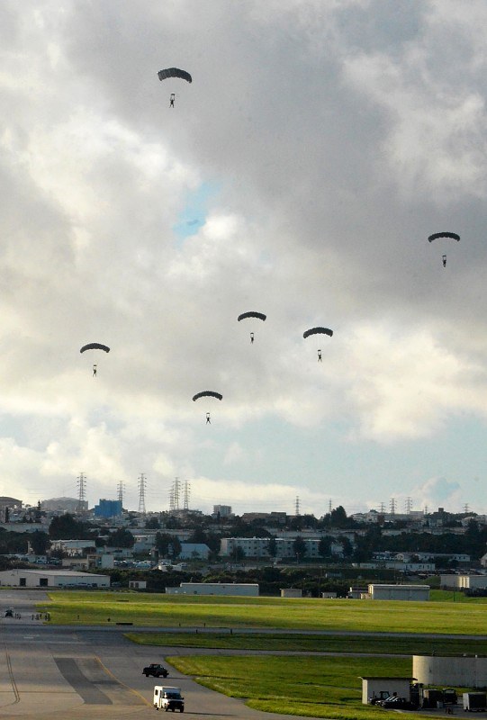 米軍嘉手納基地に次々とパラシュートで降下する米兵=沖縄県嘉手納町で2017年9月21日午前7時34分、佐藤敬一撮影