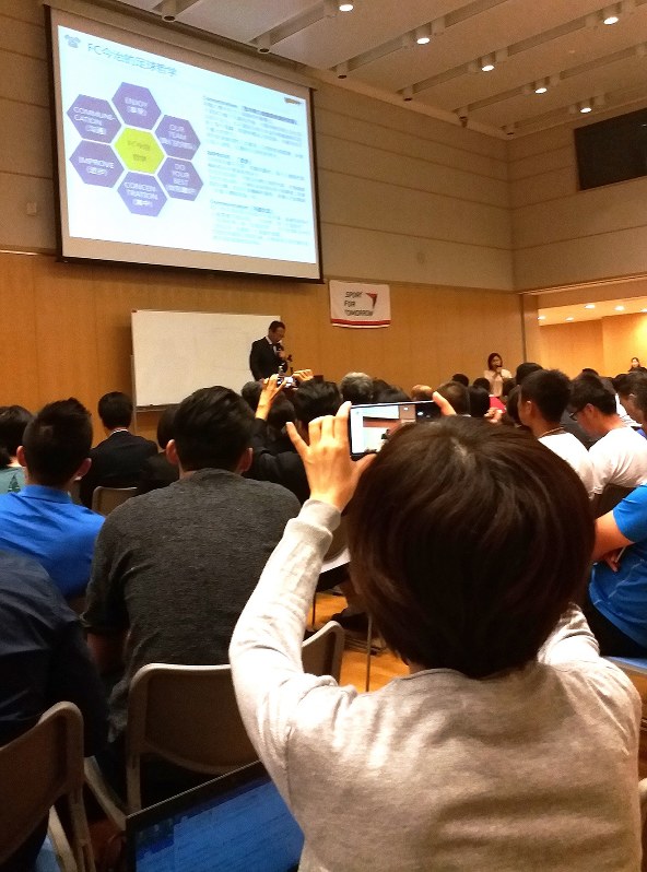 講演には中国のサッカー指導者ら約220人が詰めかけた。スライドに次々と示されるコーチングなどに関する解説を、スマホで記録する参加者も多かった=2017年9月19日、赤間清広撮影