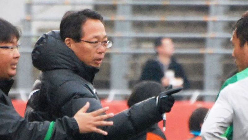 中国スーパーリーグ「杭州緑城」監督時代の岡田武史さん=2012年2月25日、平川昌範撮影