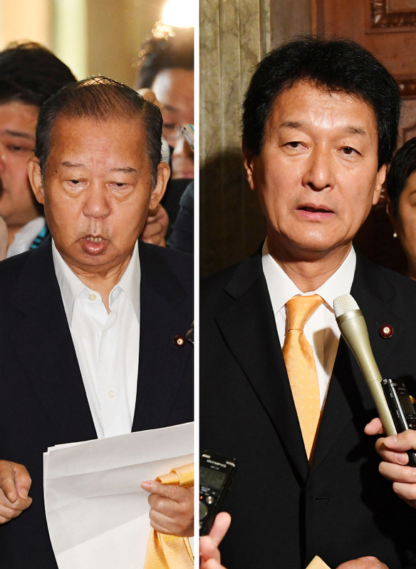 幹事長会談を終え、記者団に囲まれる自民党の二階俊博幹事長(左)と民進党の大島敦幹事長=いずれも国会内で21日午前、川田雅浩撮影