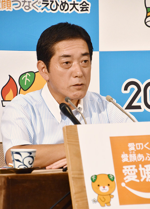 「任期はそんなに軽いものなのか。じっくり考えたい」と疑問を挟む中村時広愛媛県知事=愛媛県庁で、成松秋穂撮影