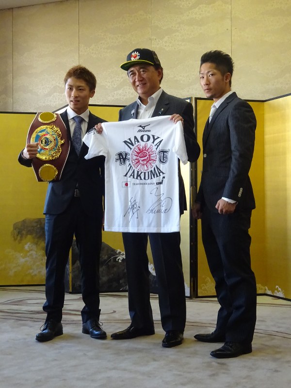 井上尚弥選手(左)と弟の拓真選手(右)からジムのTシャツなどをプレゼントされた黒岩知事=県庁で