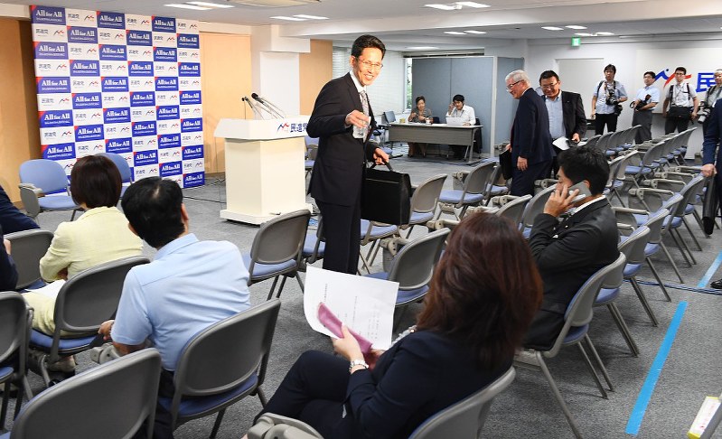 民進党の選挙に向けたマニフェストに関する全議員政策懇談会に臨む階猛政調会長(中央)。会場は空席が目立った=東京都千代田区の同党本部で2017年9月22日午後0時59分、川田雅浩撮影