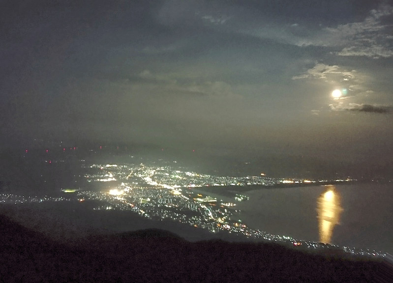 釜臥山展望台からの青森県むつ市街の夜景と満月=2017年9月6日、夫彰子撮影