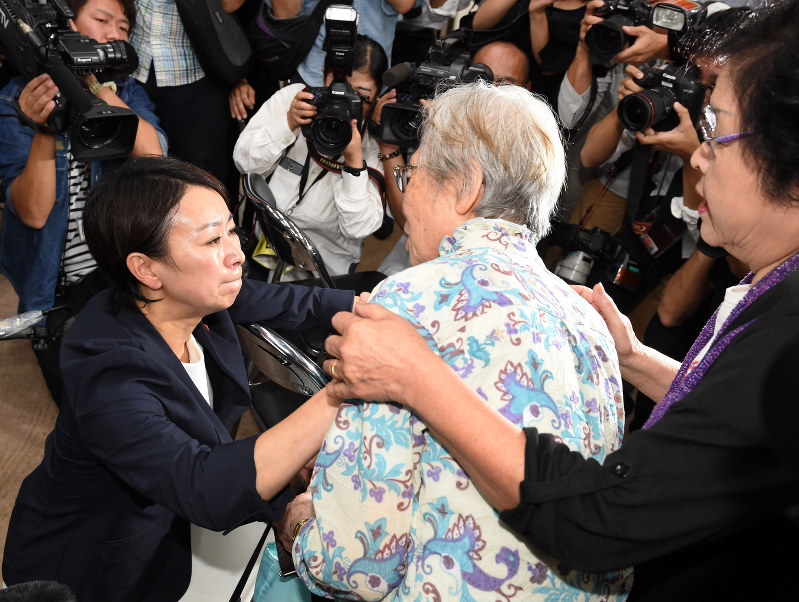 涙ぐみながら支援者にあいさつする山尾志桜里衆院議員(左)=愛知県瀬戸市で2017年9月22日午後5時6分、木葉健二撮影
