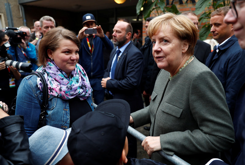 総選挙へ向けて支持者と言葉を交わすドイツのメルケル首相(右)=ドイツ東部のシュトラースブルクで2017年9月8日、ロイター