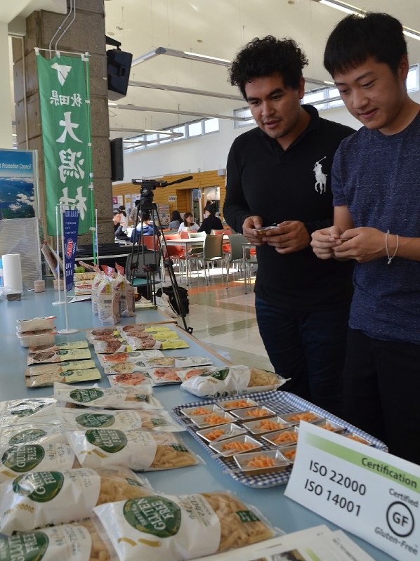 米粉を使った「グルテンフリー」のパスタを試食する留学生たち=秋田市の国際教養大で2017年9月22日午前11時45分、松本紫帆撮影