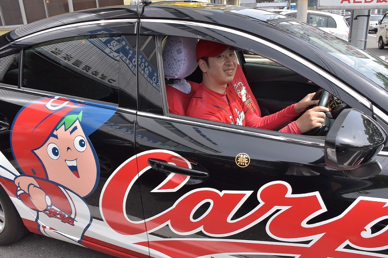 カープのユニホームを着て乗務する竹本達徳さん=広島市東区牛田本町4のつばめ交通で、小山美砂撮影