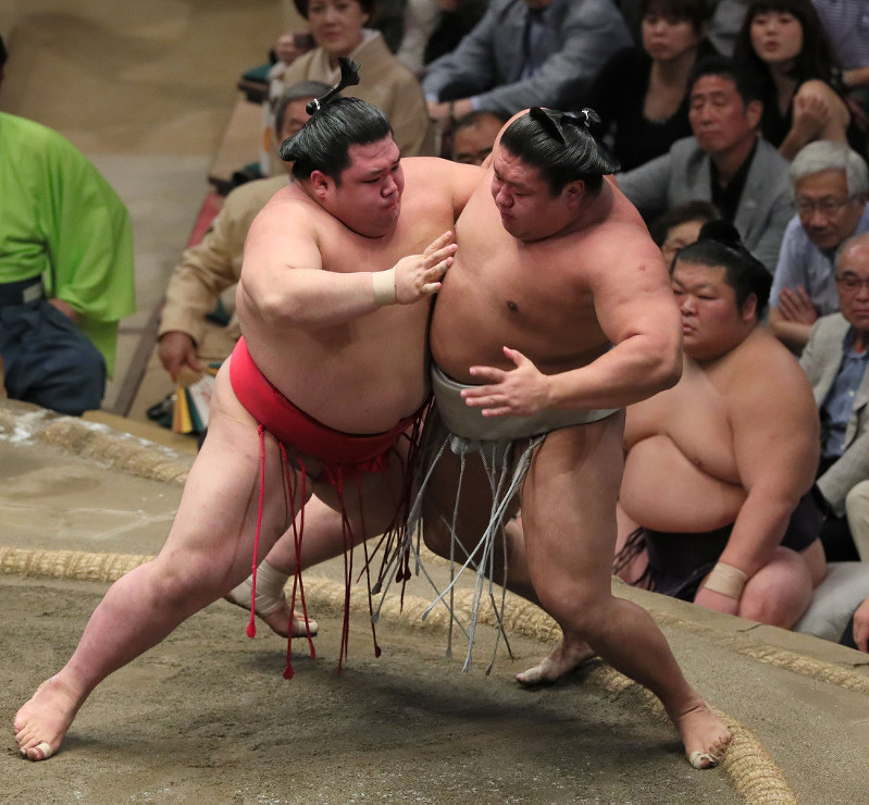 ○阿武咲―貴ノ岩●=東京・両国国技館で2017年9月24日、後藤由耶撮影