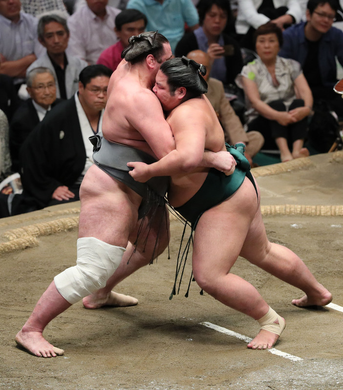 ●栃ノ心―錦木○=東京・両国国技館で2017年9月24日、後藤由耶撮影