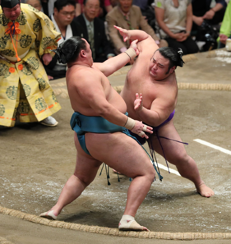 ●玉鷲―貴景勝○=東京・両国国技館で2017年9月24日、後藤由耶撮影