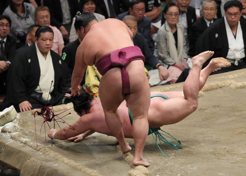 ○御嶽海―嘉風●=東京・両国国技館で2017年9月24日、後藤由耶撮影