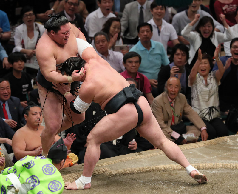 ●豪栄道―日馬富士○=東京・両国国技館で2017年9月24日、後藤由耶撮影