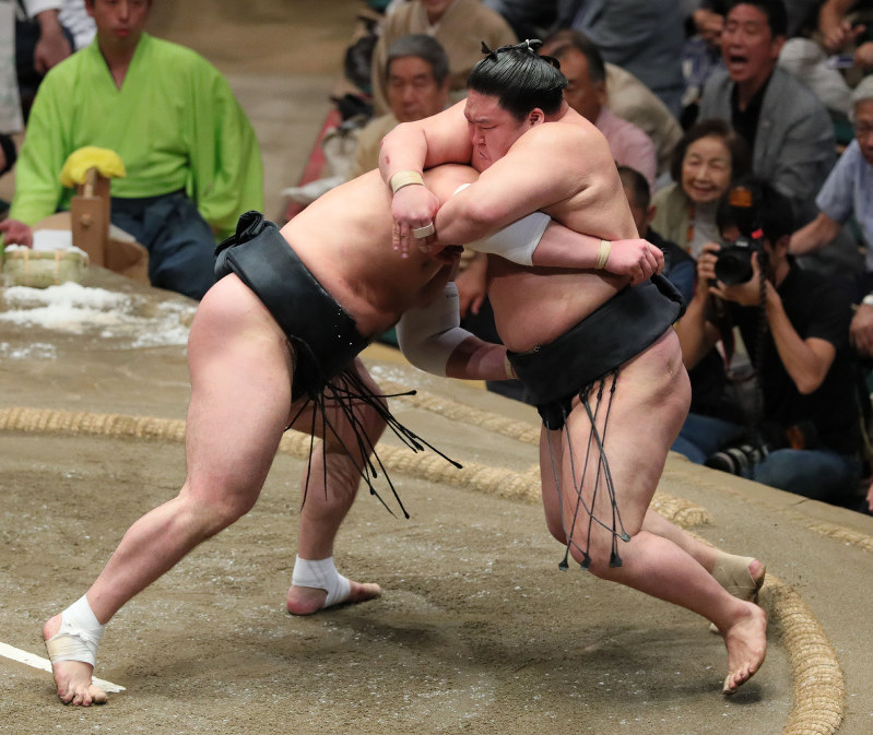 ○日馬富士―豪栄道●=東京・両国国技館で2017年9月24日、後藤由耶撮影