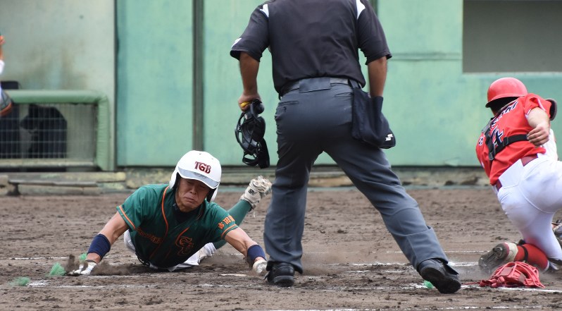 【甲斐府中クラブ-所沢グリーン】六回裏所沢グリーン1死満塁、西村の犠飛で三塁走者の大島が生還=さいたま市浦和区の市営浦和球場で