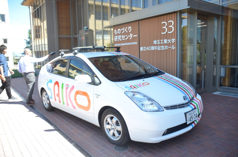 開発の進む次世代自動運転車。屋根の上には3Dレーザーセンサーが搭載されている=深谷市の埼玉工業大で