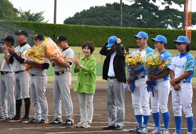試合前に観客へあいさつする島田市の染谷絹代市長(中央)と両チームの選手ら=島田市横井の島田球場で