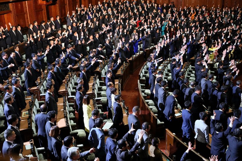前回の衆院解散時に万歳する自民党議員ら(奥)=国会内で2014年11月21日、森田剛史撮影