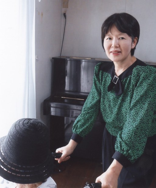 母の介護をする大石みどりさん＝本人提供