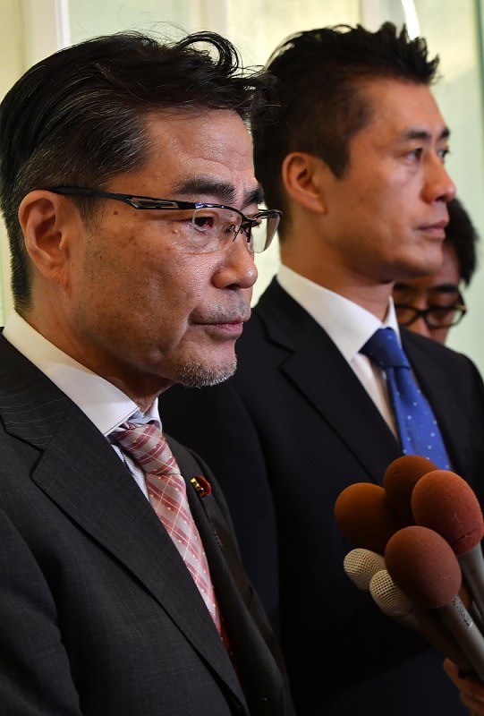 新党の結党構想について話す若狭勝衆院議員(手前)と細野豪志元環境相=東京都新宿区で24日、宮間俊樹撮影