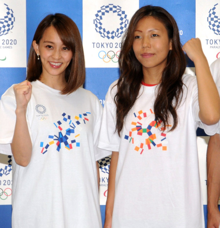 グラフィックデザインをあしらったTシャツを着てアピールする選手。田中理恵さん(左)と高田千明
