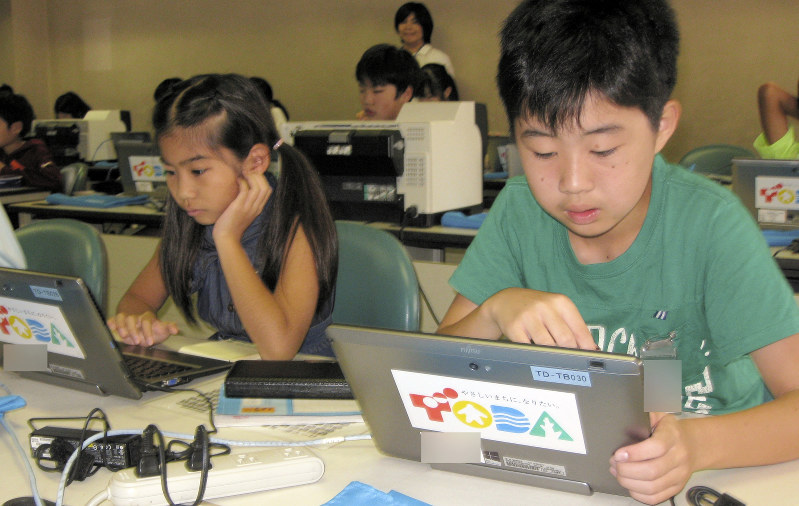 埼玉県戸田市立戸田第一小学校でリーディングスキルテストを受ける児童ら=9月22日、同市提供
