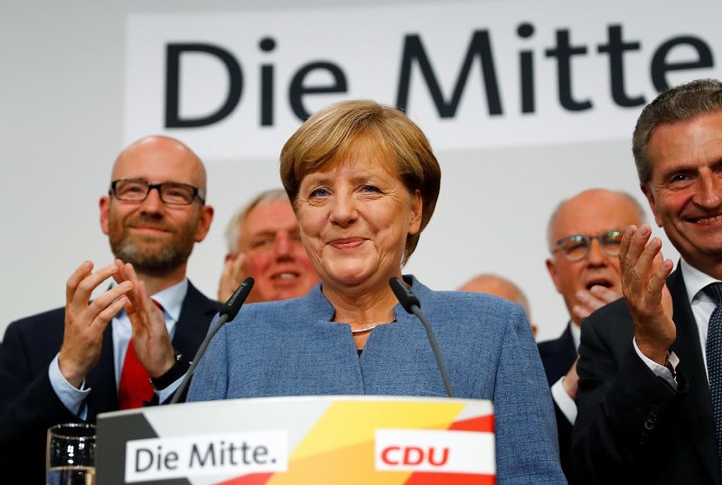 ドイツ連邦議会総選挙の出口調査結果を受け、笑顔を浮かべるメルケル首相=ロイター