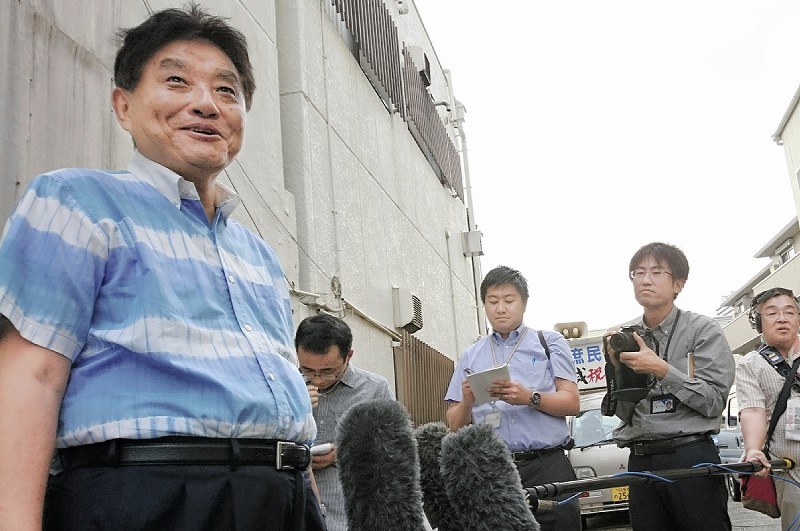 報道陣の取材に応じる河村たかし名古屋市長=名古屋市東区で2017年9月24日午後4時32分、三上剛輝撮影