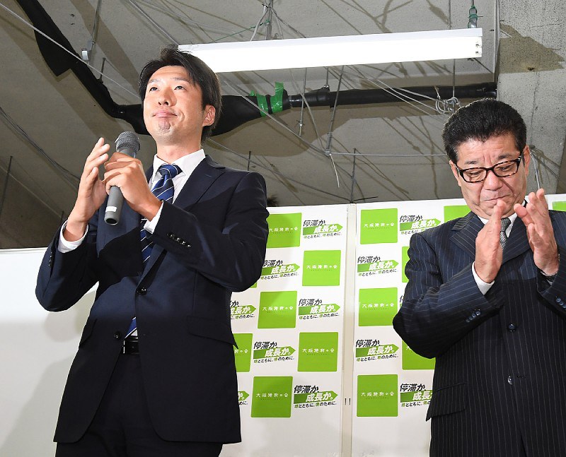 敗戦の弁を述べる永藤英機さん(左)。右は大阪維新の会の松井一郎代表=堺市堺区で2017年9月24日午後9時35分、大西岳彦撮影