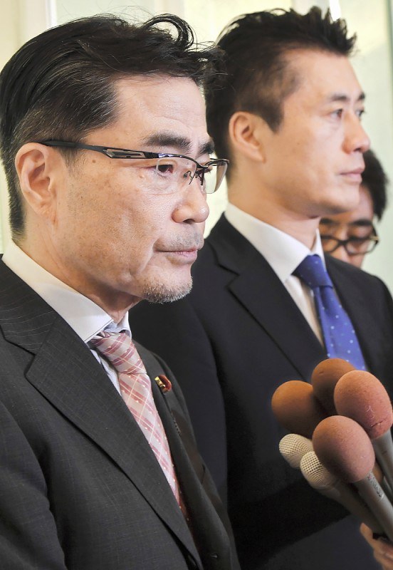 新党の結党構想について話す若狭勝衆院議員(手前)と細野豪志元環境相=東京都新宿区で2017年9月24日午後10時16分、宮間俊樹撮影