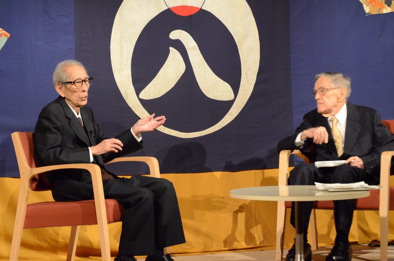「幻」の古浄瑠璃「弘知法印御伝記」の公演に先立ち、記念対談するドナルド・キーン米コロンビア大名誉教授(右)と鳥越文蔵・早大名誉教授=新潟県柏崎市の市産業文化会館で2017年9月24日、中澤雄大撮影