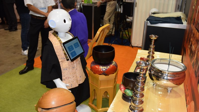 ロボットのペッパーが読経