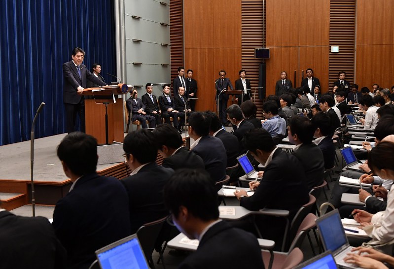 大勢の報道陣の前で、臨時国会冒頭での衆院解散の意向を表明する安倍晋三首相=首相官邸で2017年9月25日、藤井達也撮影