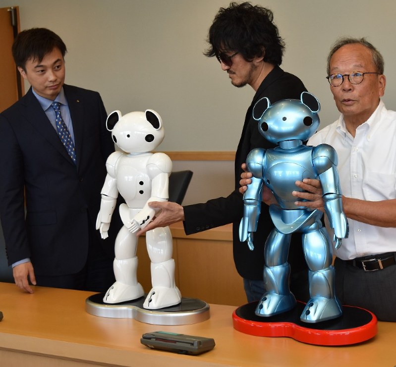 「保育ロボット」を披露する(右から)清水聖義・太田市長、デザイナーの片岡達也さん、開発にあたった貞松成さん=太田市役所で、阿相久志撮影