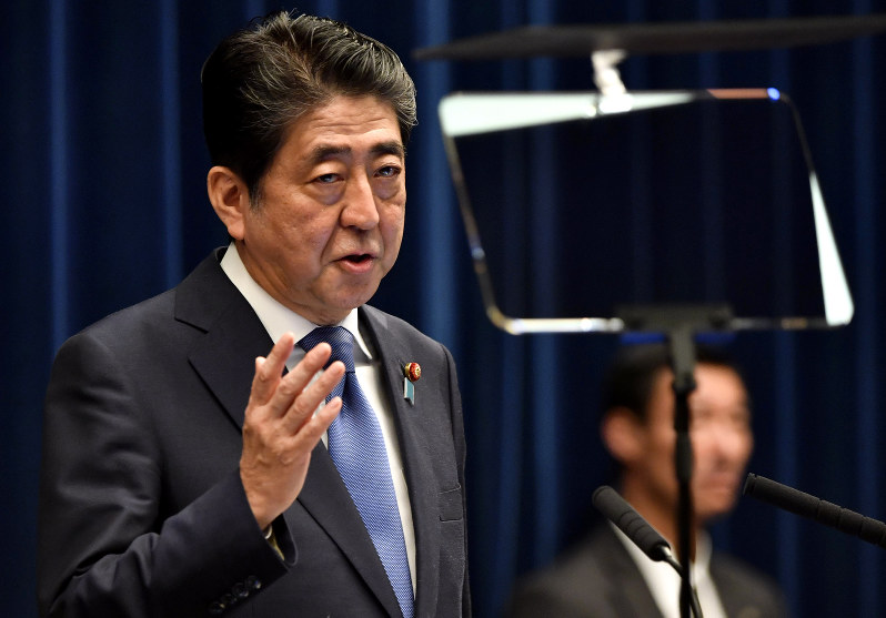 衆院の解散理由を説明する安倍晋三首相=首相官邸で2017年9月25日午後6時5分、藤井達也撮影