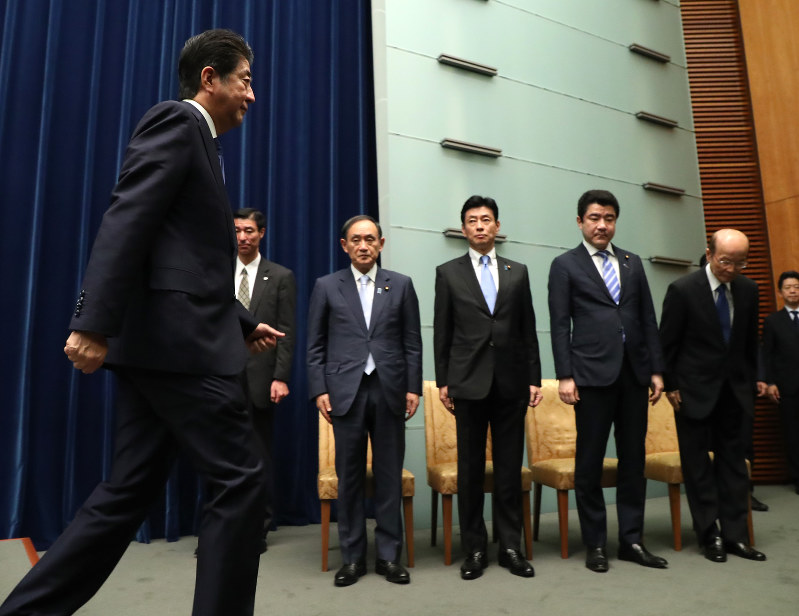 記者会見で衆院解散を表明し、退室する安倍晋三首相(左)=首相官邸で2017年9月25日午後6時40分(代表撮影)