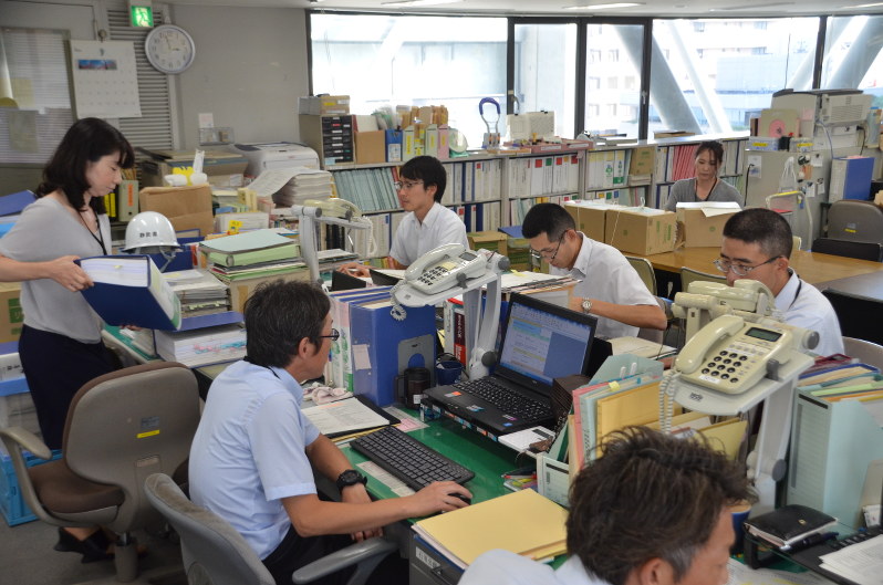 衆院選に向けて準備を進める県選管の職員ら=県庁で