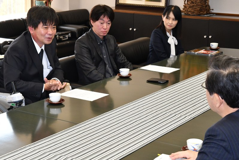 北橋市長(右端)を表敬訪問した大木代表(左端)ら「みんなの職場研究会」の会員