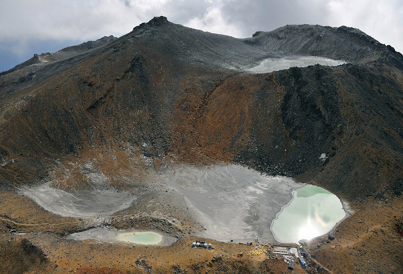 御嶽山噴火3年：山頂周辺を空撮 [写真特集18/14] | 毎日新聞